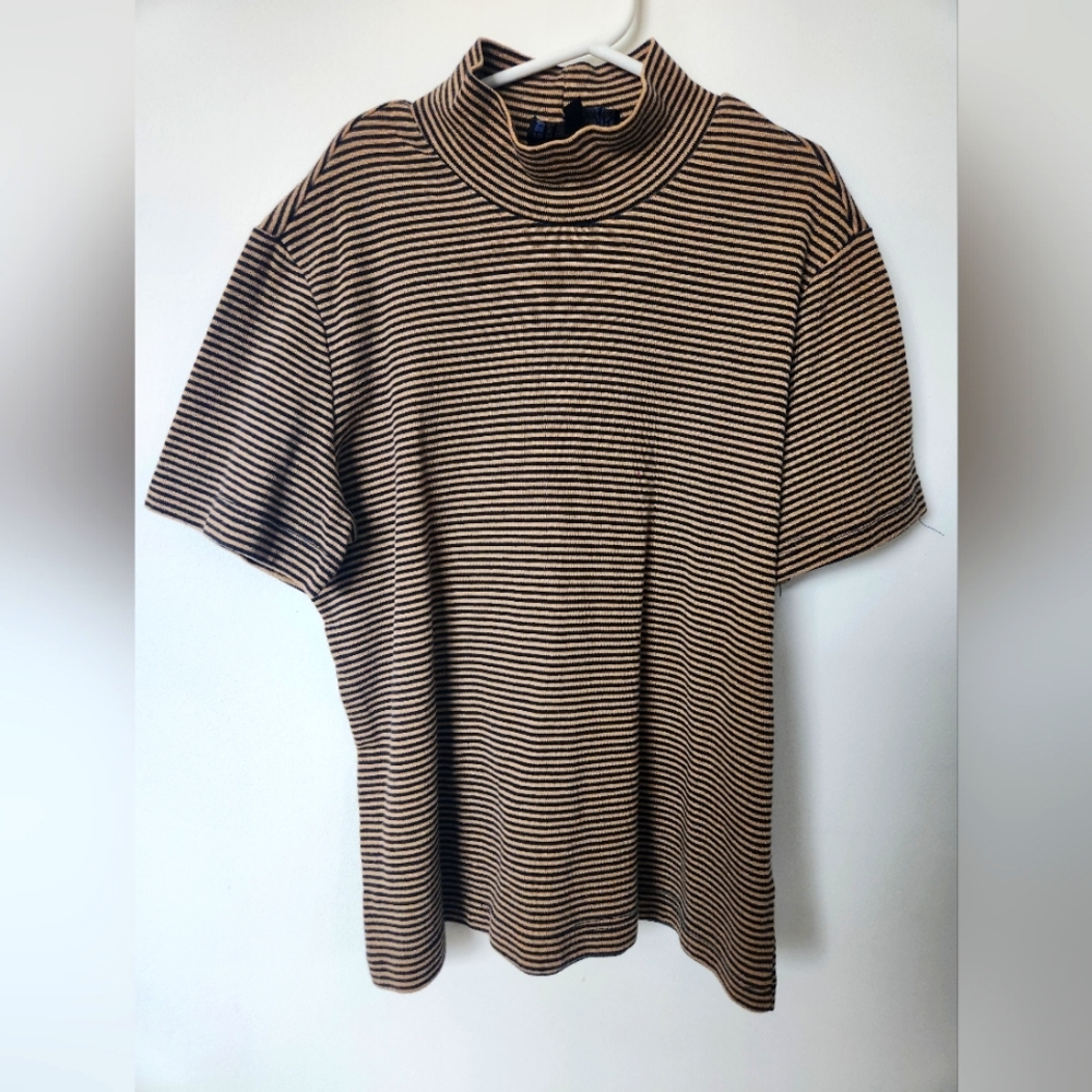 Short sleeved mockneck striped shirt